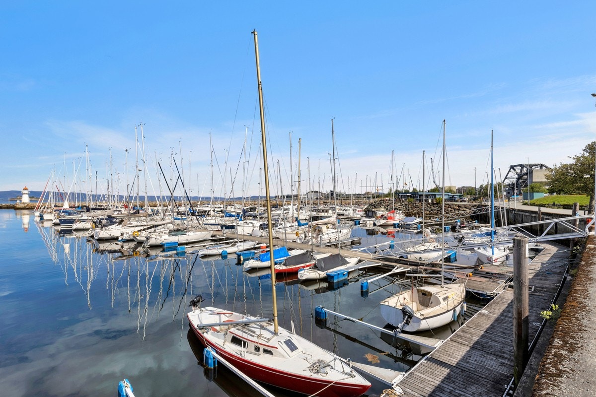 Nærmeste busstopp ligger bare 3min unna med busser i alle retninger! Galleribilde