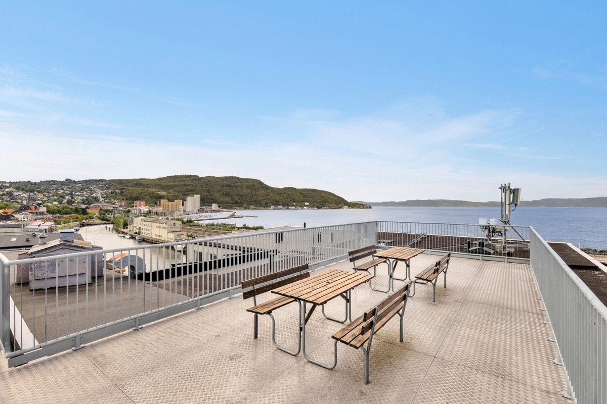 Stor takterrasse med fantastisk sjøutsikt. Galleribilde