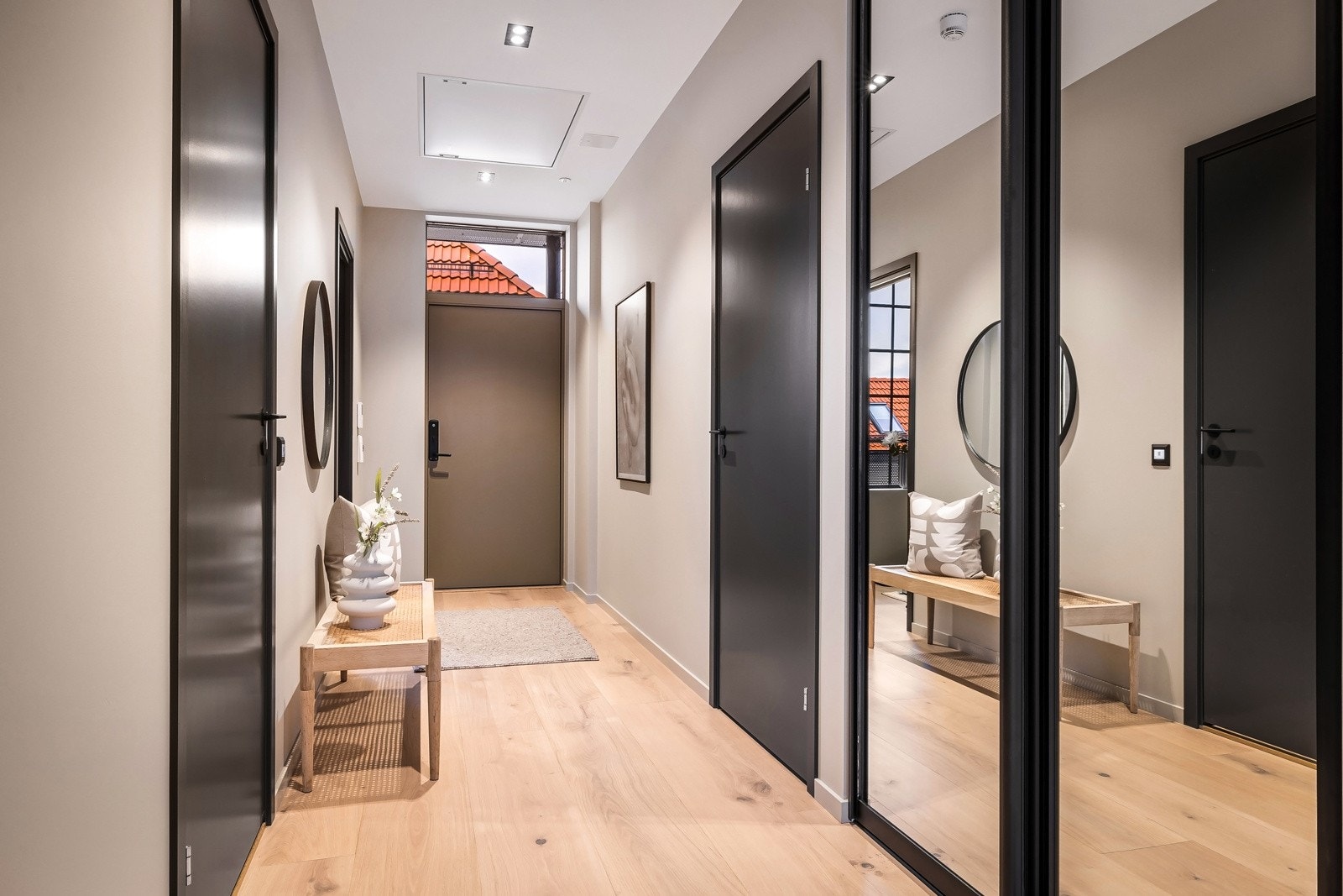Entré med speildørsgarderobe Galleribilde