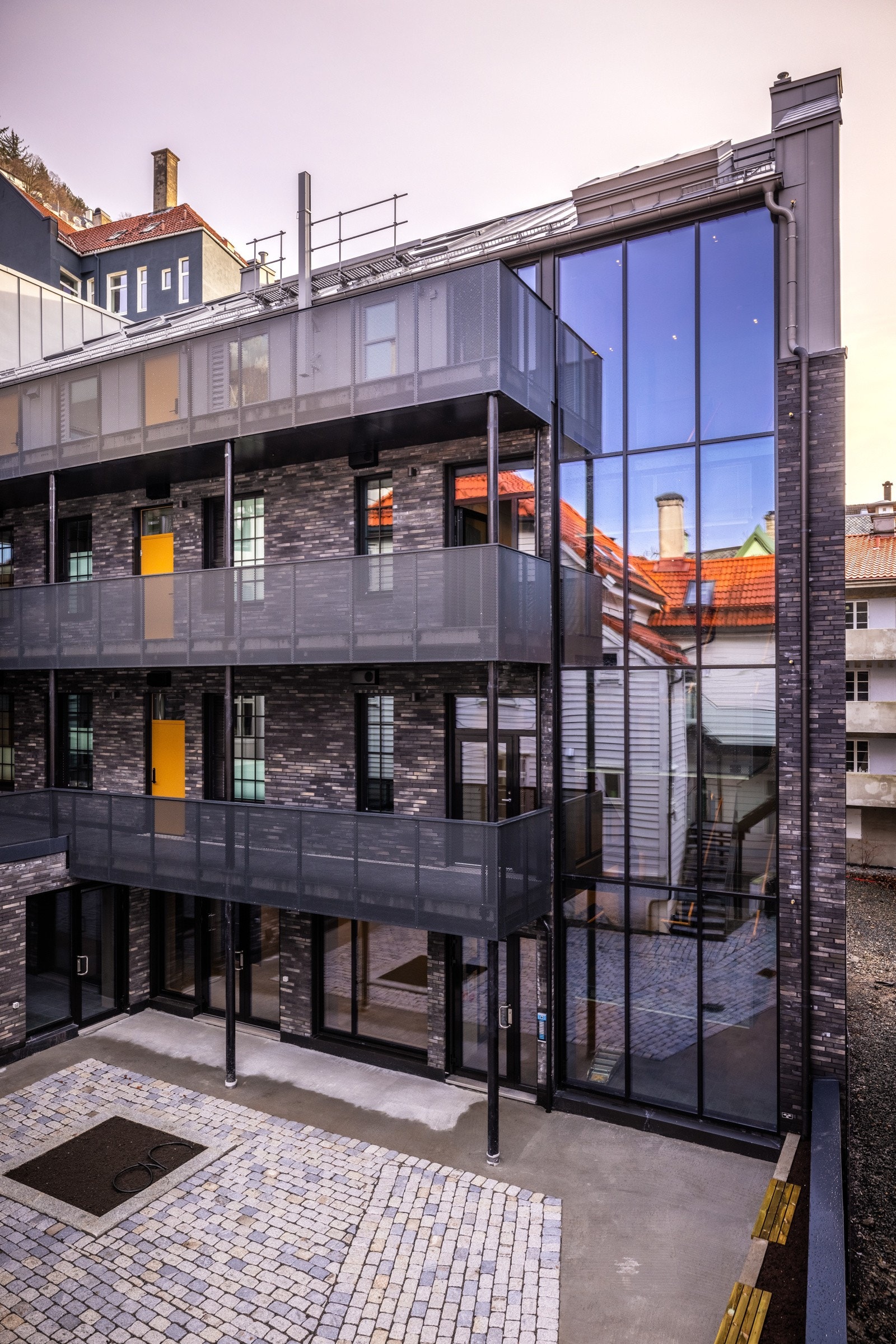Trappehus i glass og betong Galleribilde