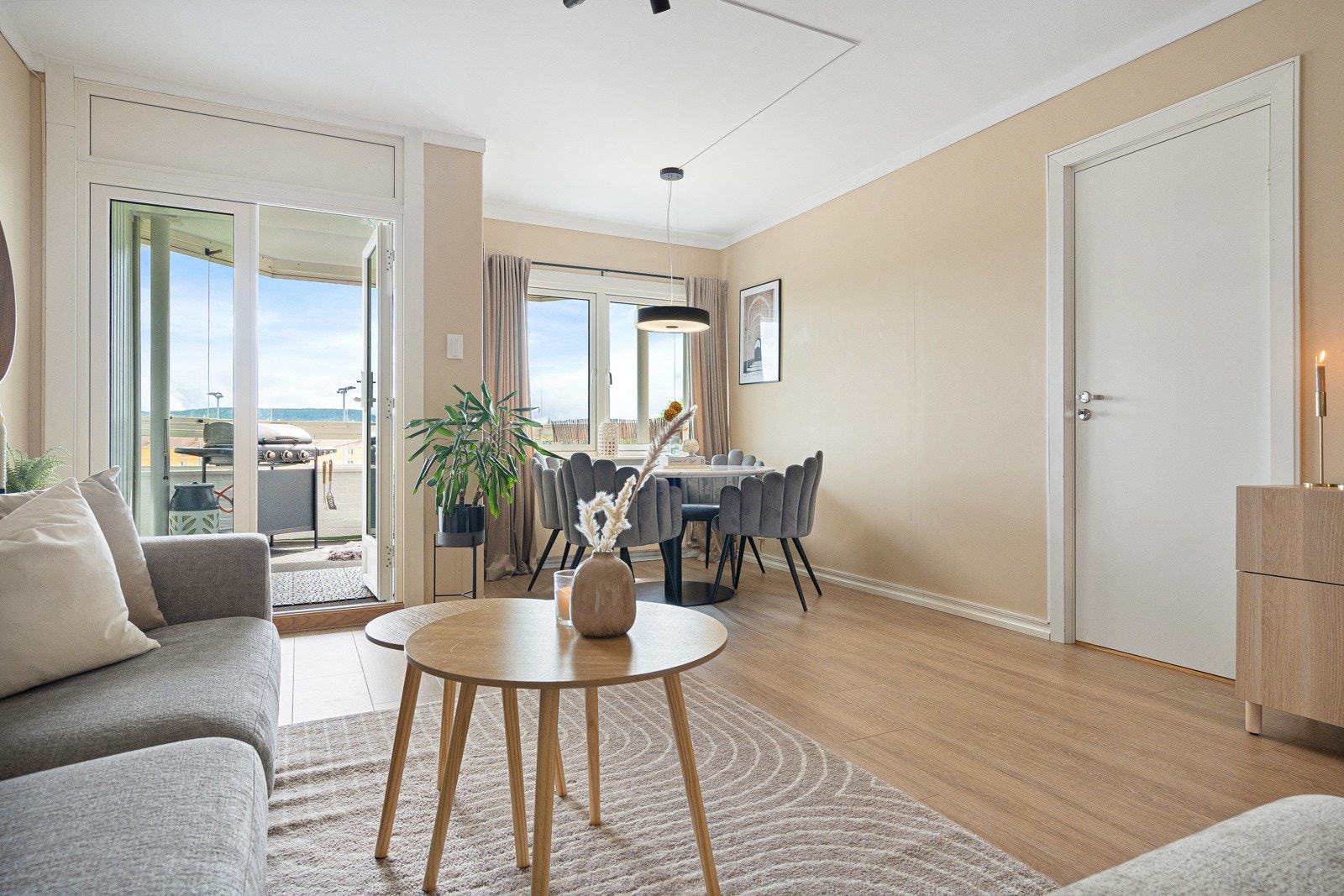 Fin sone for spisebord i stuen - her kan man invitere venner og familie til hyggelige lag! Galleribilde