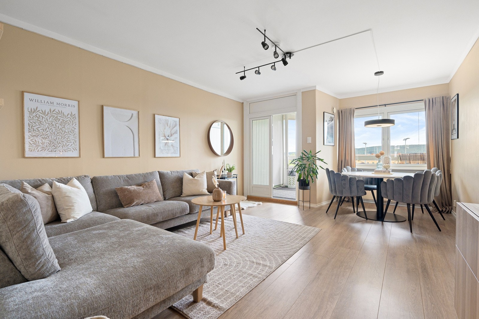 Gjennomgående og lekker 3-roms med innglasset balkong og separat kjøkken, beliggende sentralt til på Kalbakken. Galleribilde