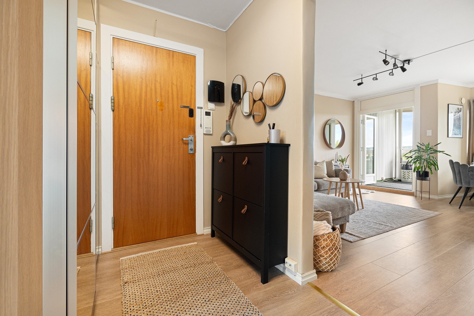 Entréen er tiltalende, med plass til oppbevaring av sko og yttertøy. Galleribilde