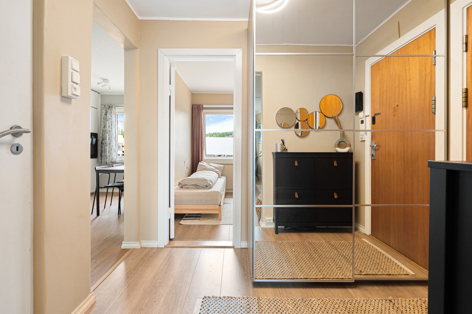 Entréen er tiltalende, med plass til oppbevaring av sko og yttertøy. Galleribilde