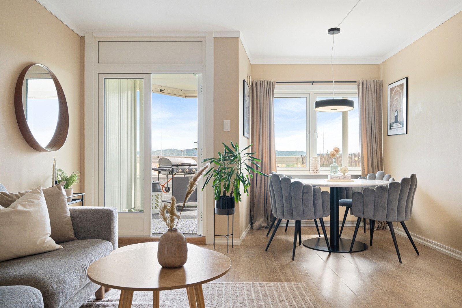 Generøse vindusflater og doble balkongdører som kan åpnes helt opp. Galleribilde