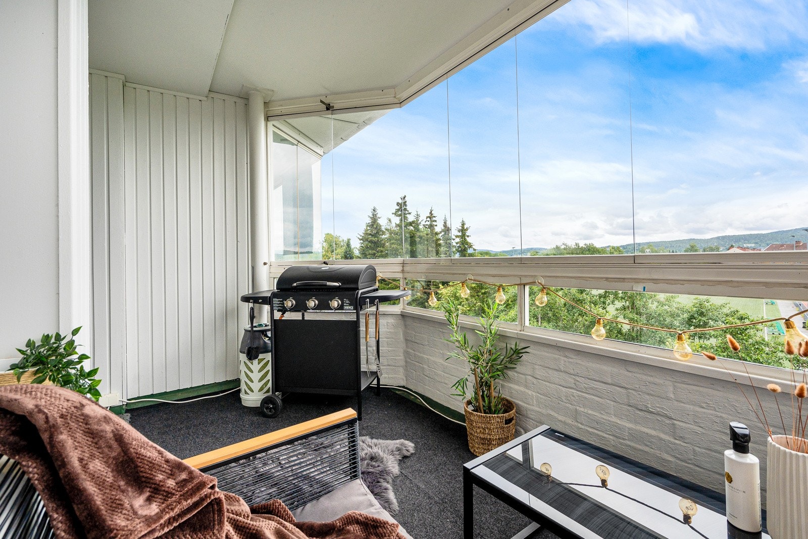 Innglasset balkong på ca. 10 m², som kan brukes hele året. Galleribilde