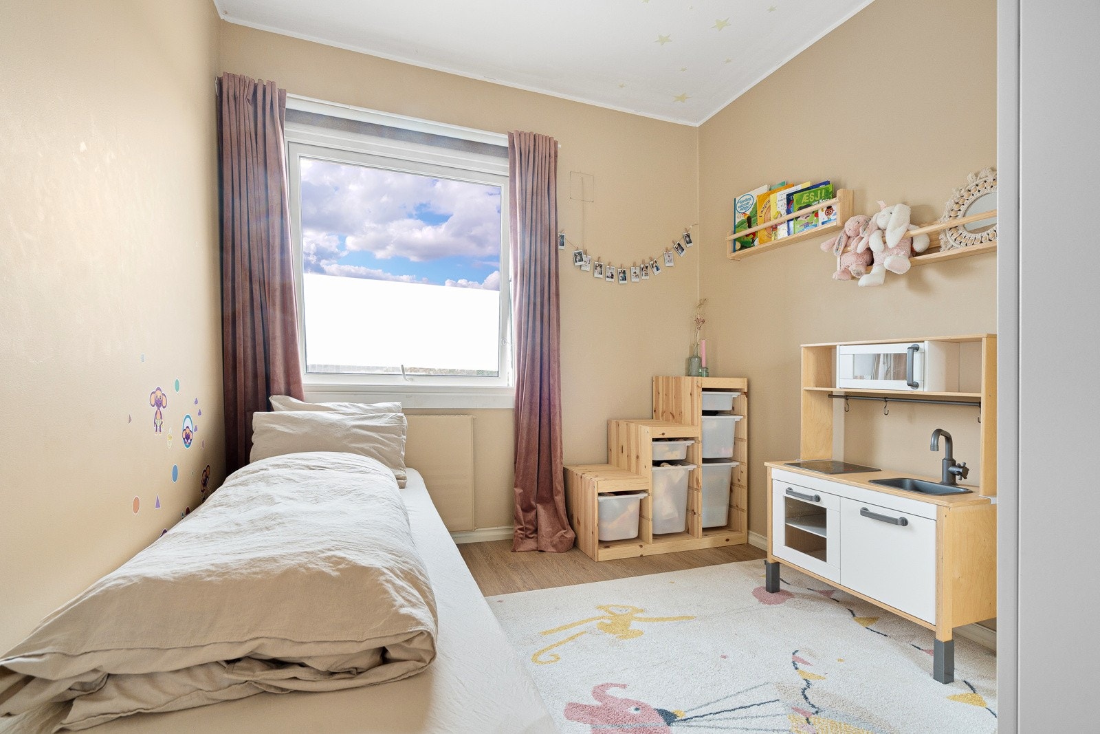 Soverom II er også av god størrelse med plass til dobbeltseng og garderobeskap(medfølger ikke). Galleribilde