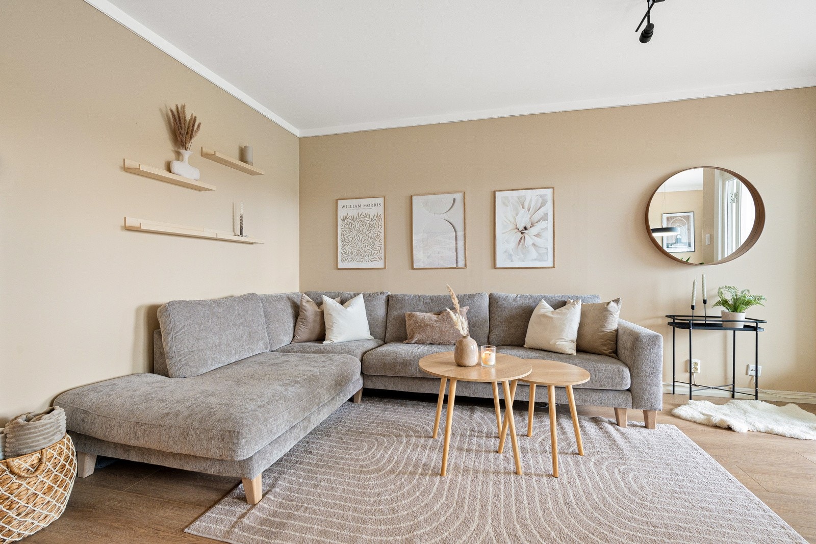 Stuen fremstår lys, luftig og tidsmessig utført. Galleribilde