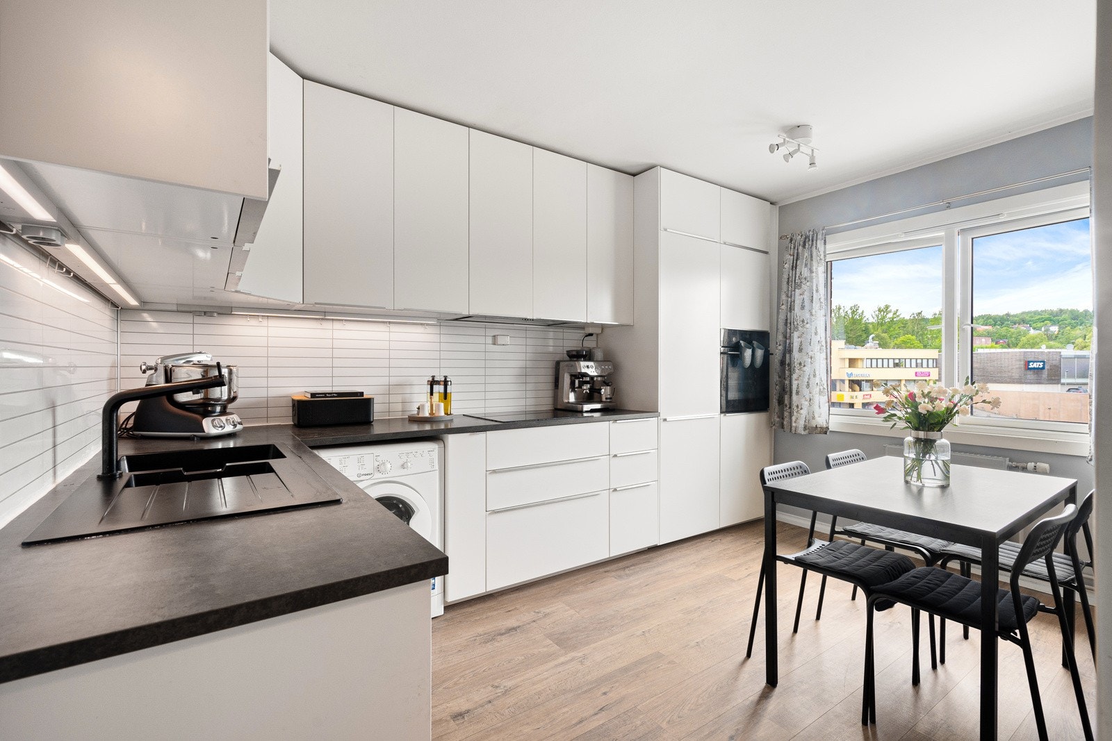 Separat kjøkken med tidløs IKEA kjøkkeninnredning fra 2017, med god skap- og benkeplass. Galleribilde