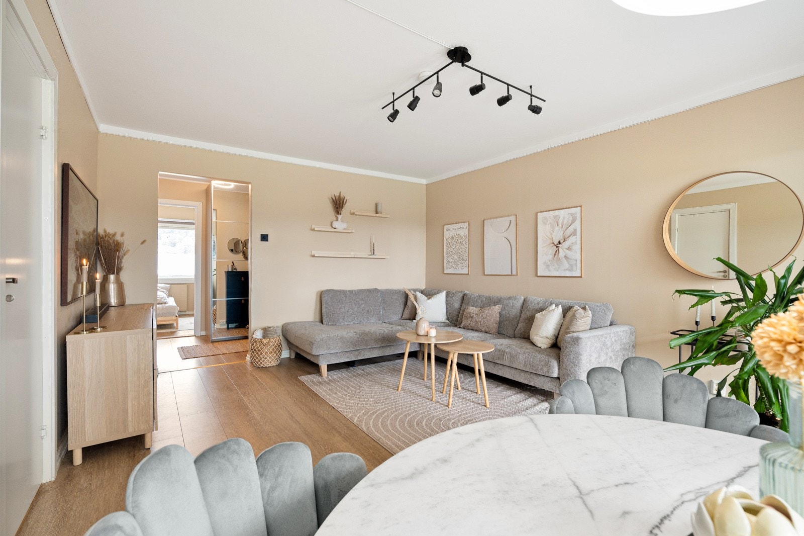 Tiltalende stue med god plass til sofagruppe, spisegruppe og TV- løsning. Galleribilde