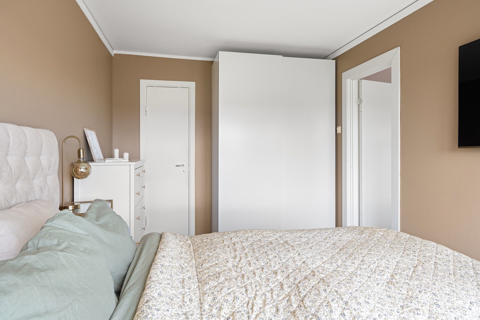 Godt med oppbevaringsmuligheter i medfølgende garderobeskap og eget walk-in-closet/bod. Galleribilde