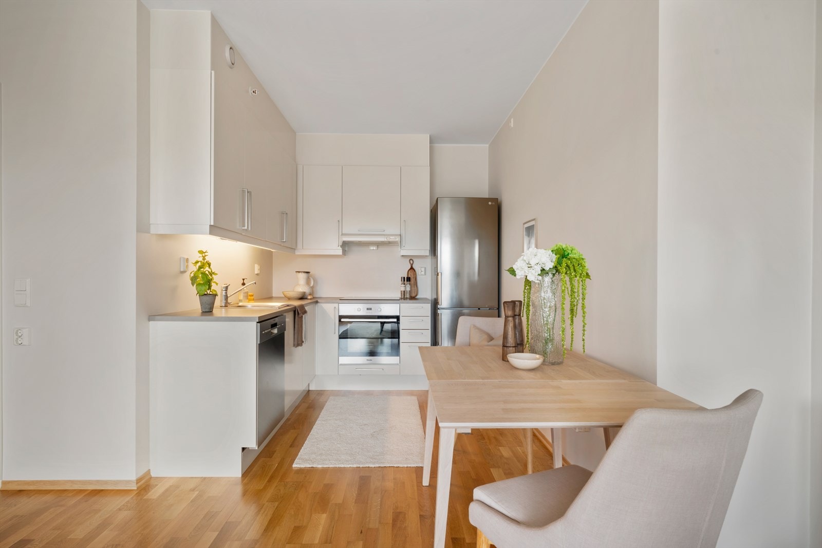 - God plass til sofagruppe og spisebord i hver sin naturlige sone - Galleribilde