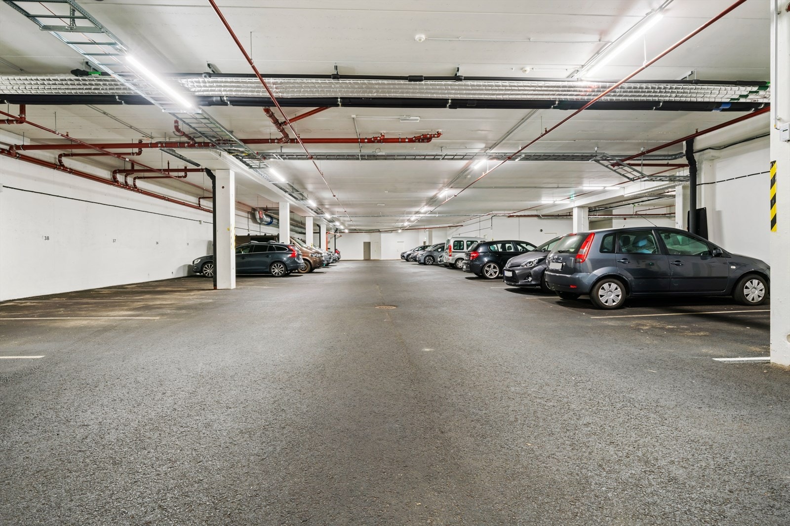 - Bygget har et stort garasjeanlegg med flere garasjeplasser - Medfølgende fast parkeringsplass (!) - Galleribilde