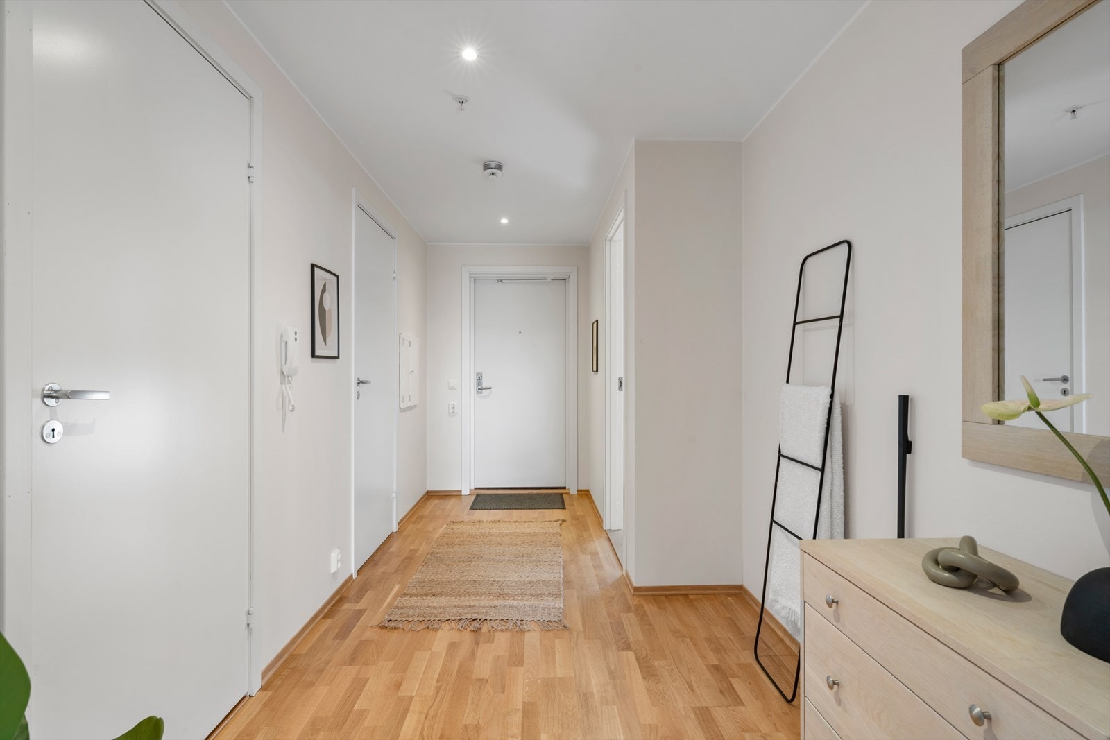 - God plass til ønsket oppbevaringsløsning - Leiligheten disponerer også en bod på 5m² - Gull verdt (!) - Galleribilde