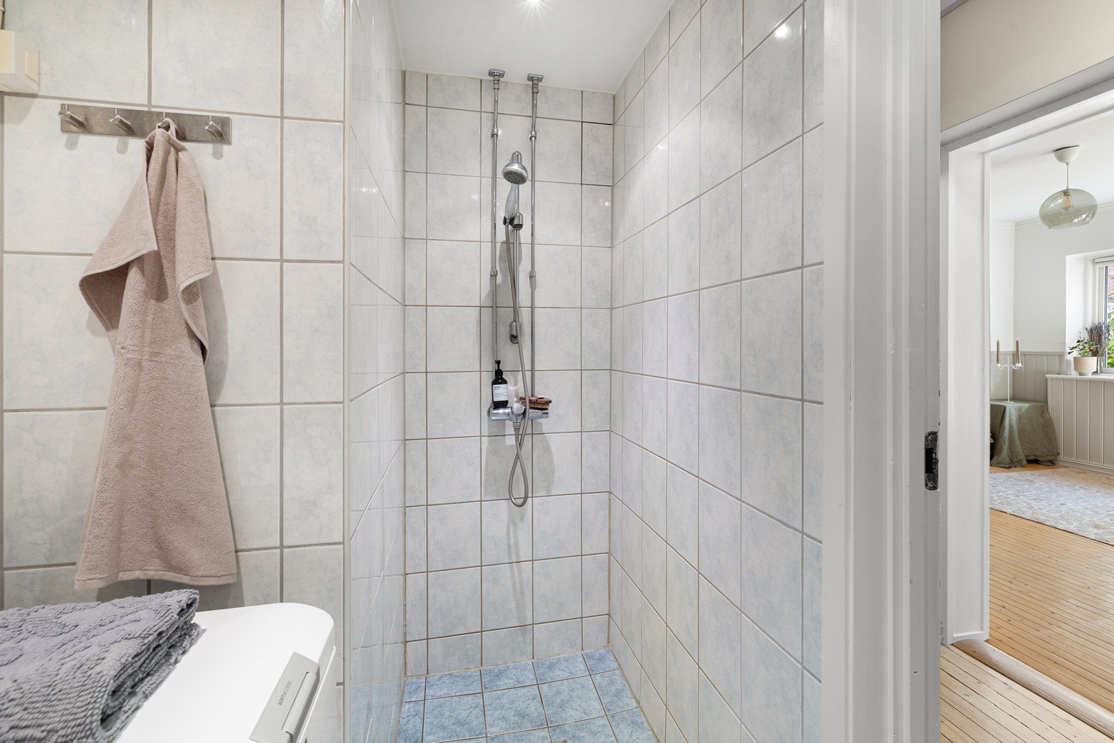 Det opplyses i forrige salgsoppgave at badet ble pusset opp i 2005 i regi av borettslaget Galleribilde