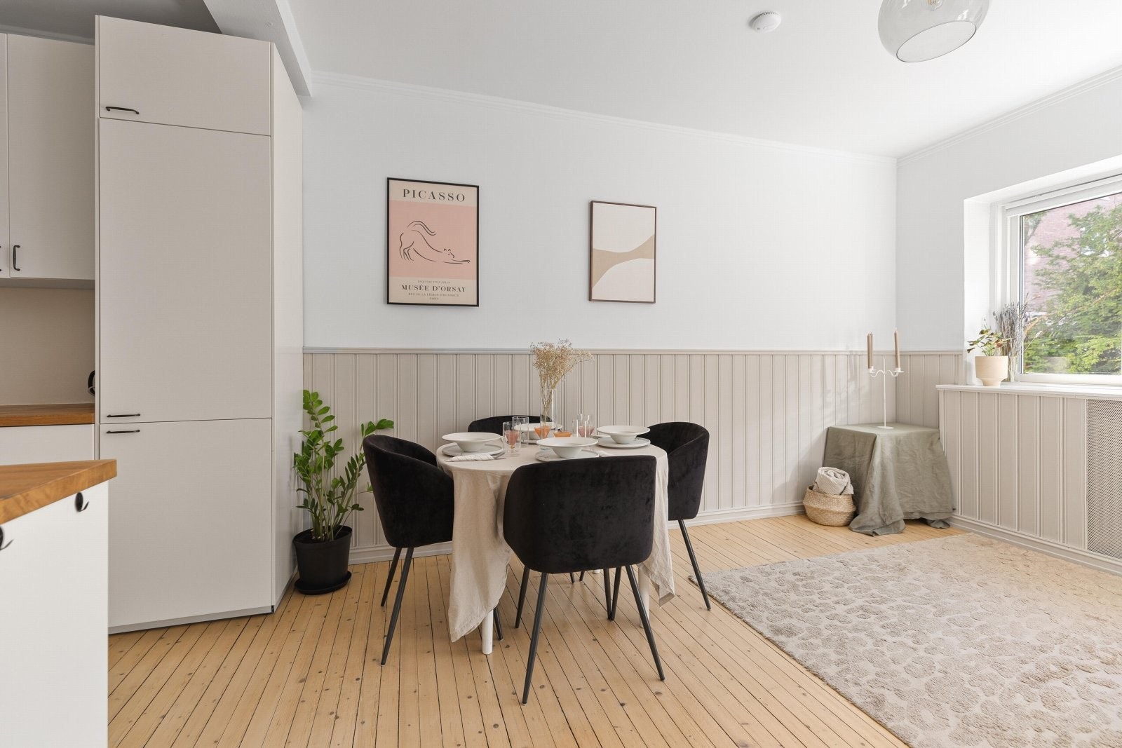 Stuen er et perfekt samlingspunkt, med en sosial romløsning Galleribilde