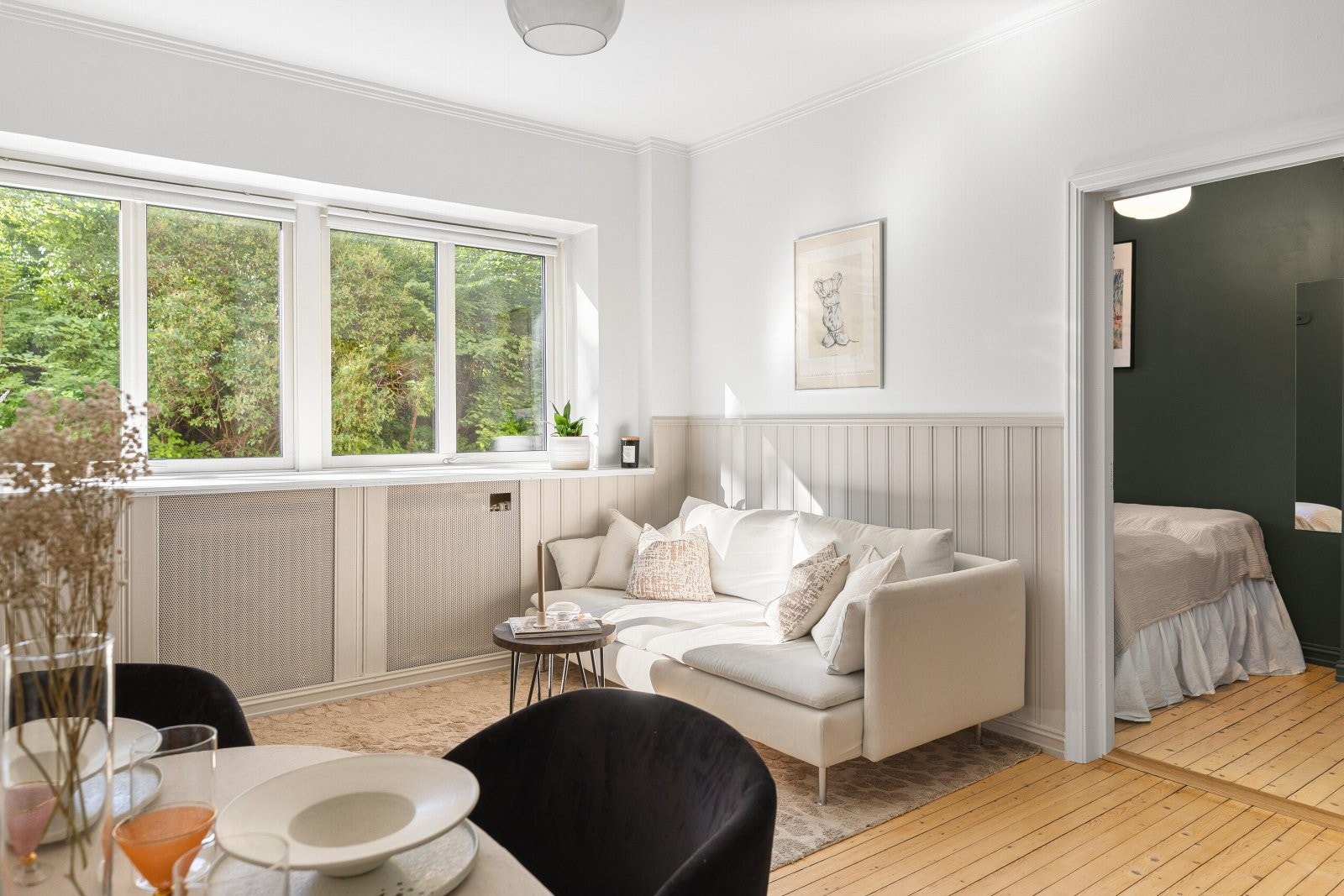 Luftig stue med god plass til stor sofagruppe og spisebord Galleribilde