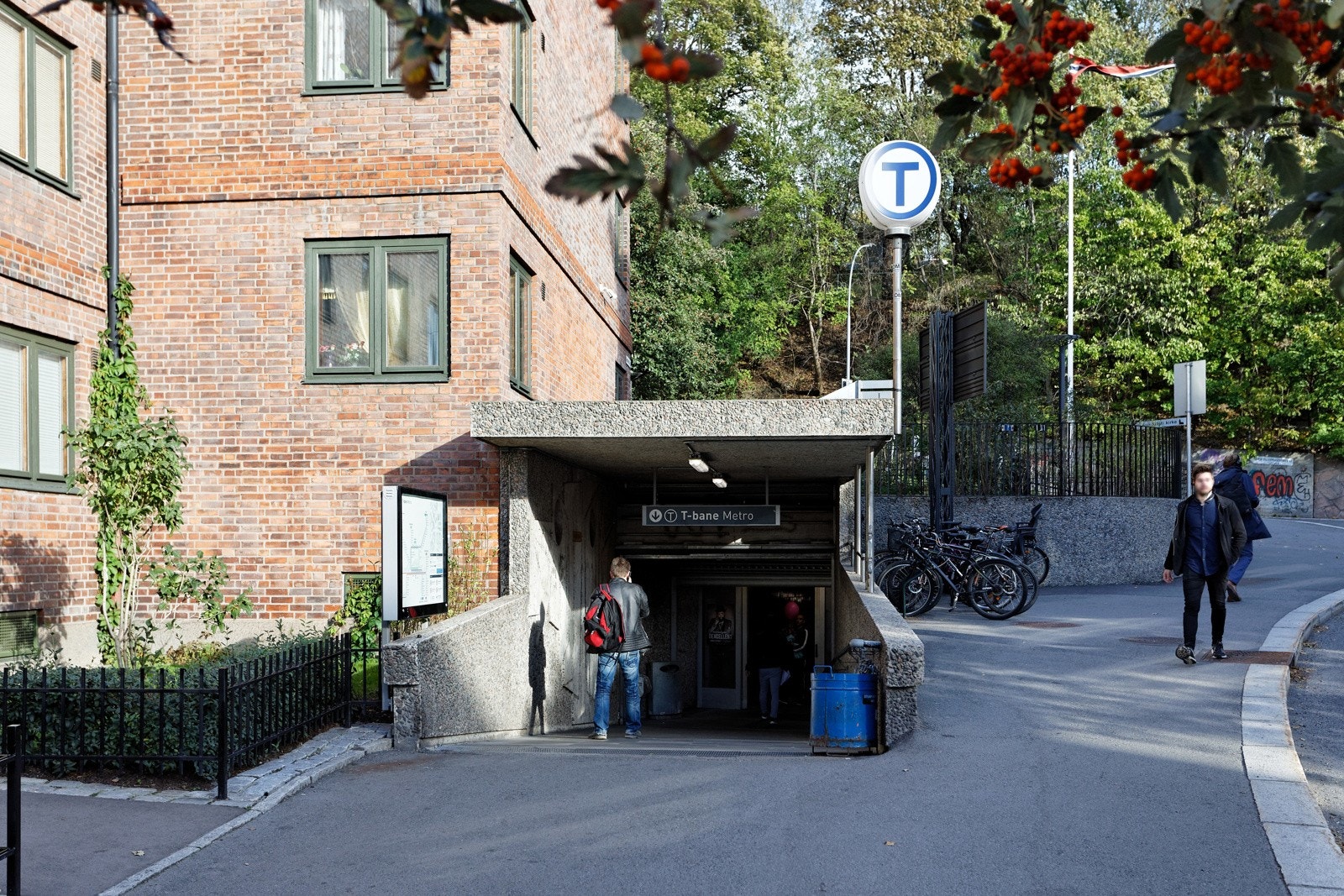 Flere kollektivmuligheter i gåavstand som trikk, flybuss, diverse busser og diverse t-banestopp Galleribilde