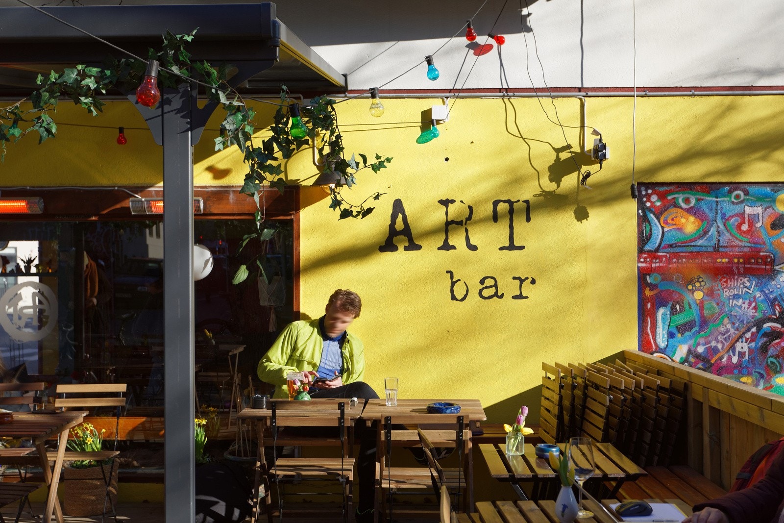 Det samme med den koselige baren ART med solrik uteservering Galleribilde