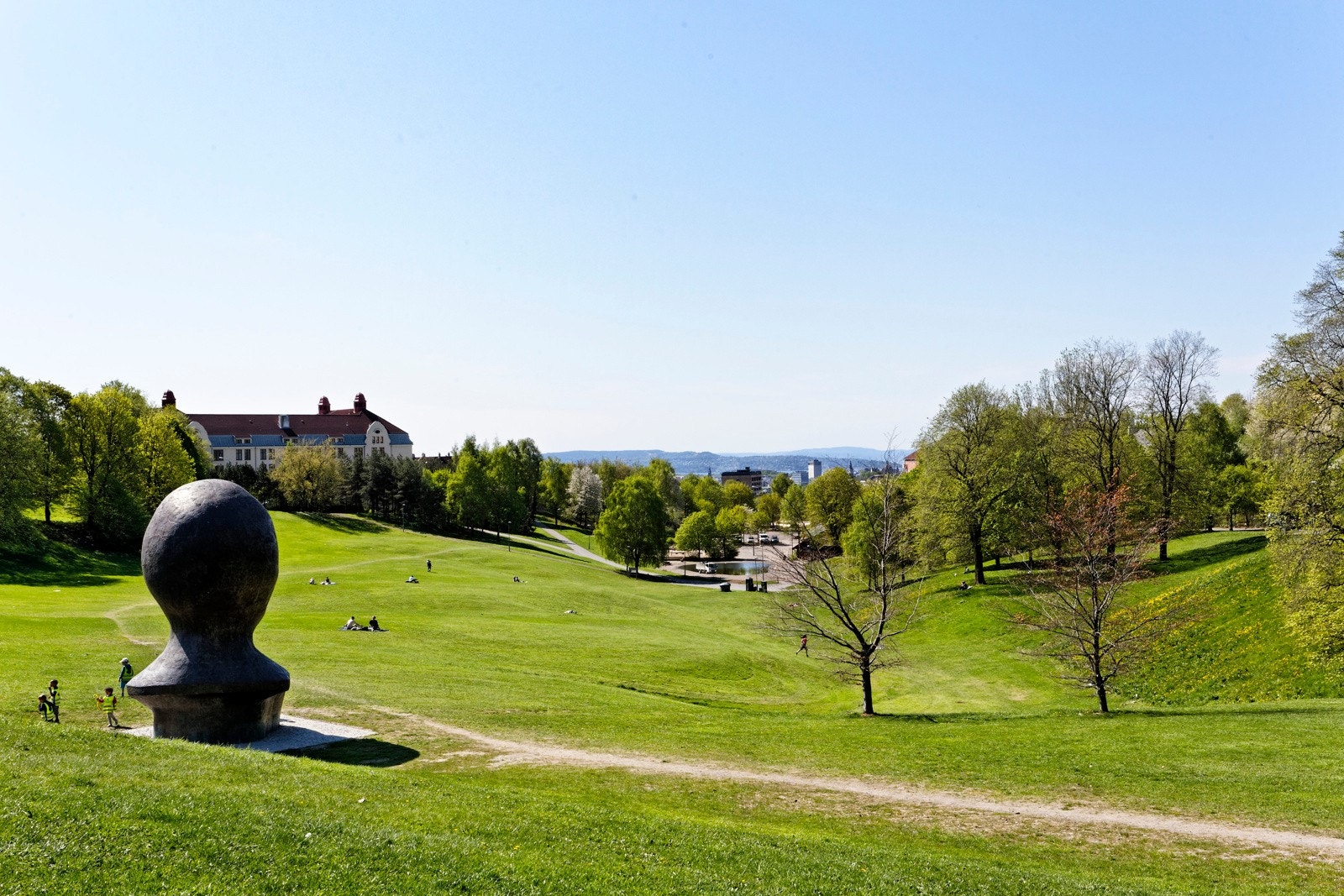 I Torshovdalen, kun få minutters gange unna kan man grille og nyte parklivet på sommerstid Galleribilde