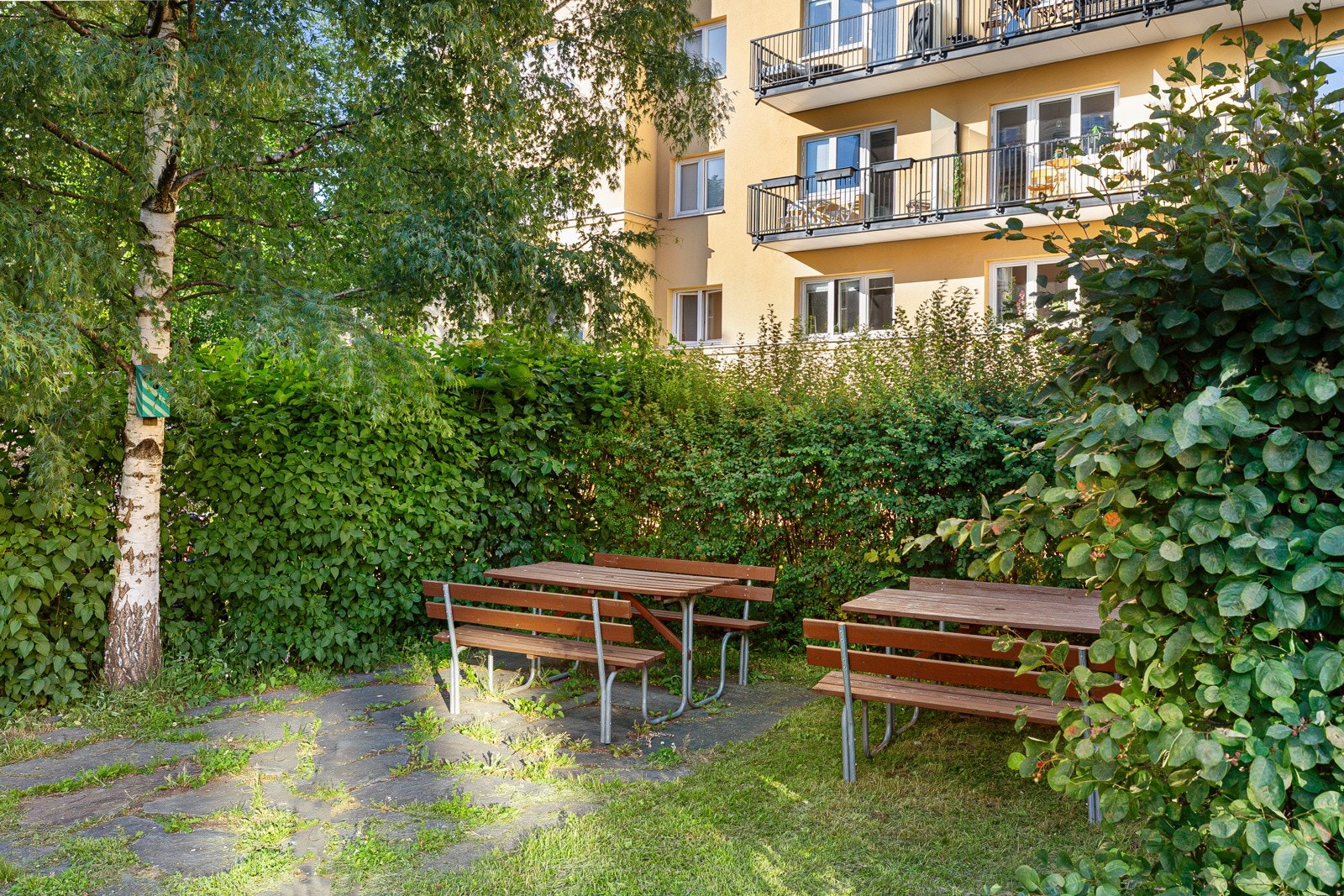 Flere hyggelige sitteplasser i felles hage Galleribilde