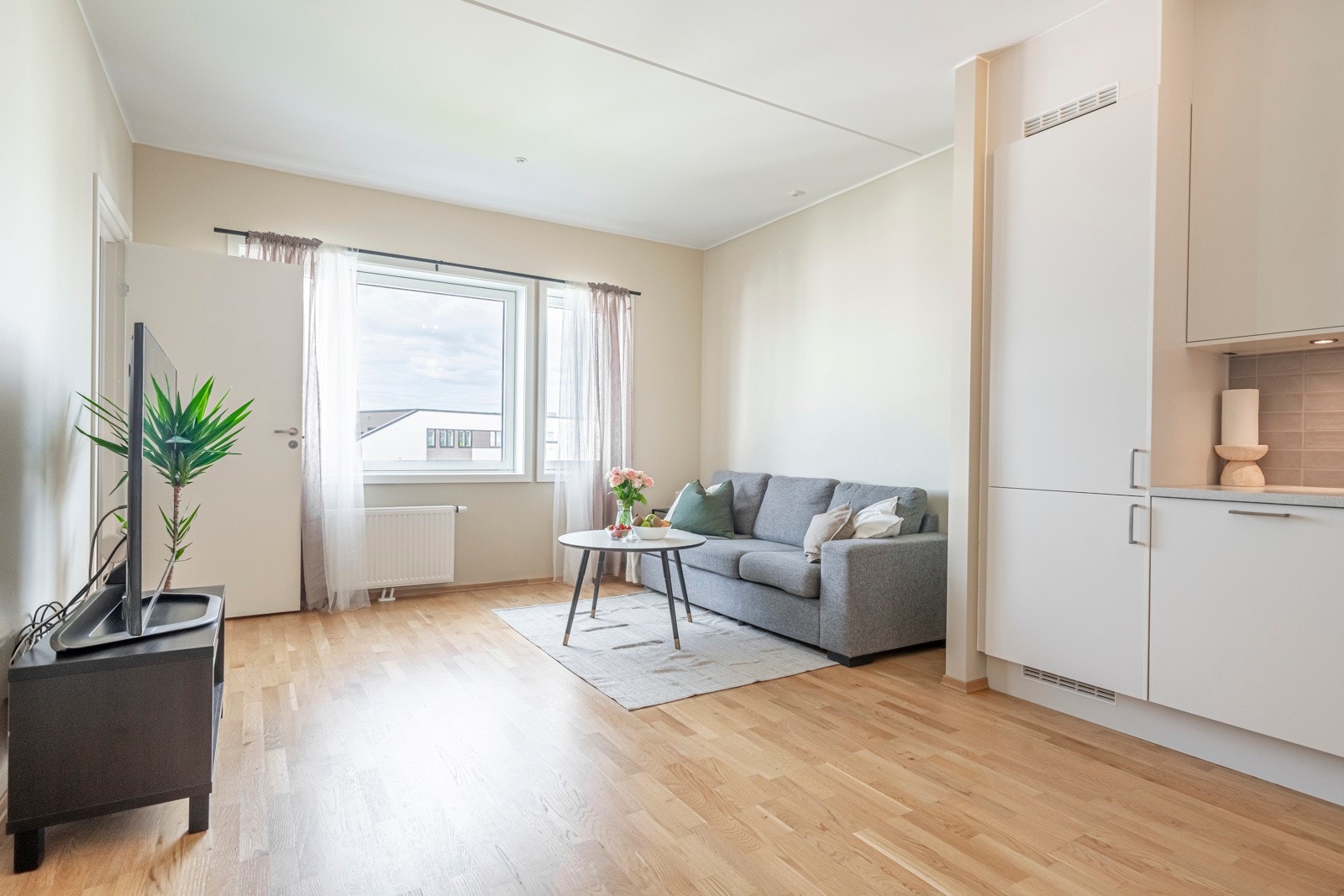 Lys og flott, romslig 2-roms med super planløsning, privat del av takterrasse og garasje med EL-lader. Galleribilde