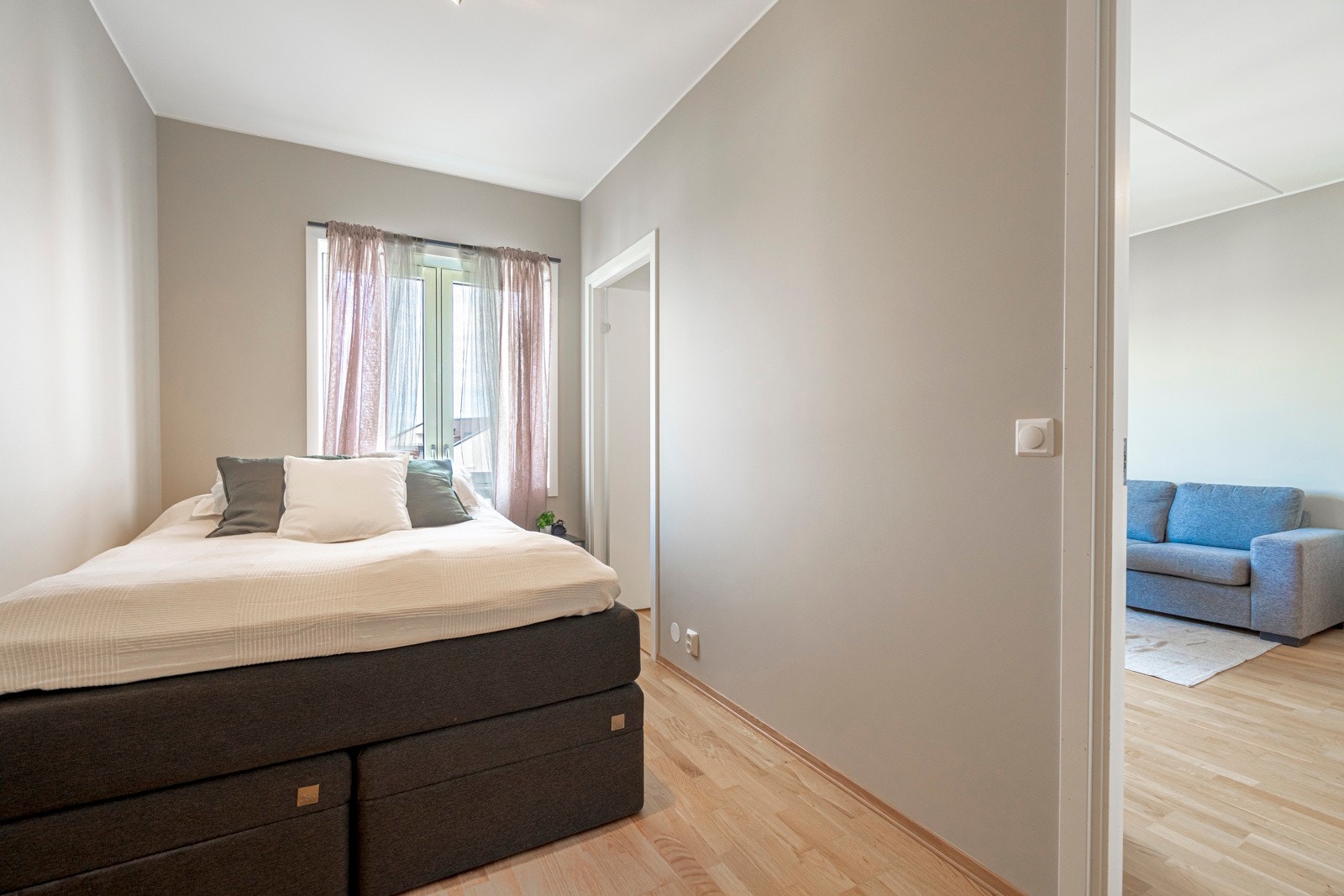 Stort soverom med plass til dobbeltseng og garderobe. Galleribilde