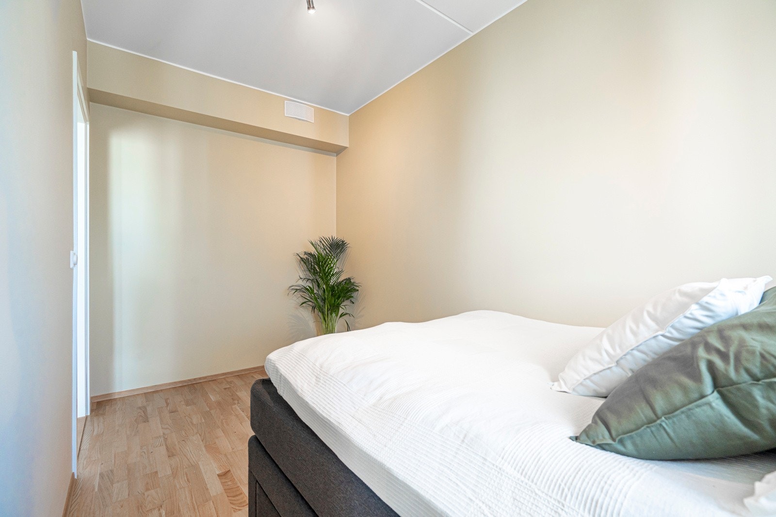 Soverommet er av god størrelse med plass til garderobe og evt. en kontorpult. Galleribilde