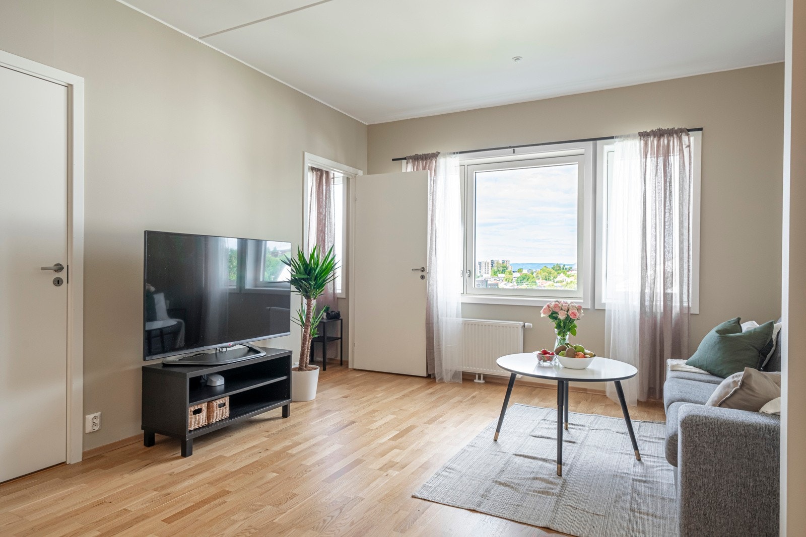 Stuen er av god størrelse med plass til både sofagruppe og spisebord. Galleribilde