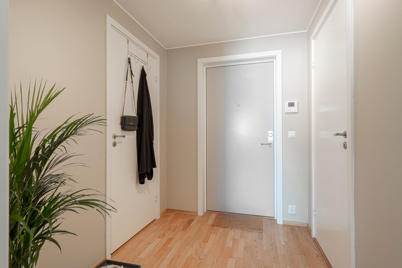 Innbydende entré med god plass til klær og sko. Galleribilde