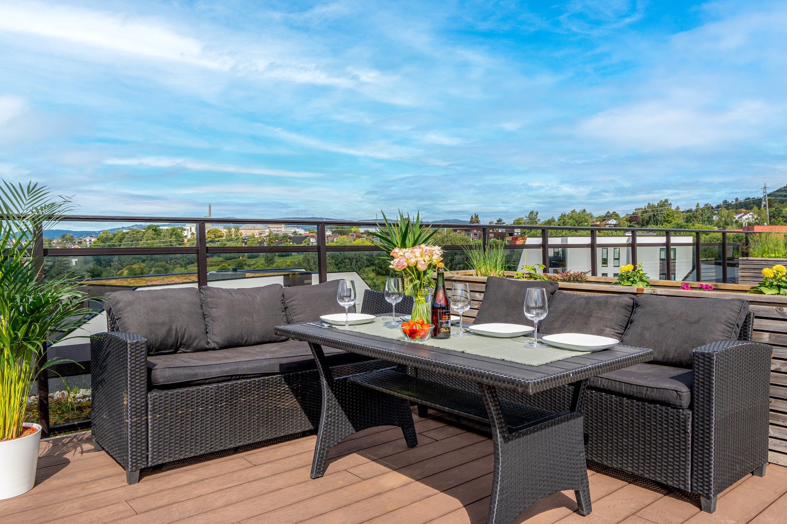 På hele 21 kvm har man god plass til både utemøbler og grill. Utmerkede solforhold - perfekt for late sommerdager! Galleribilde