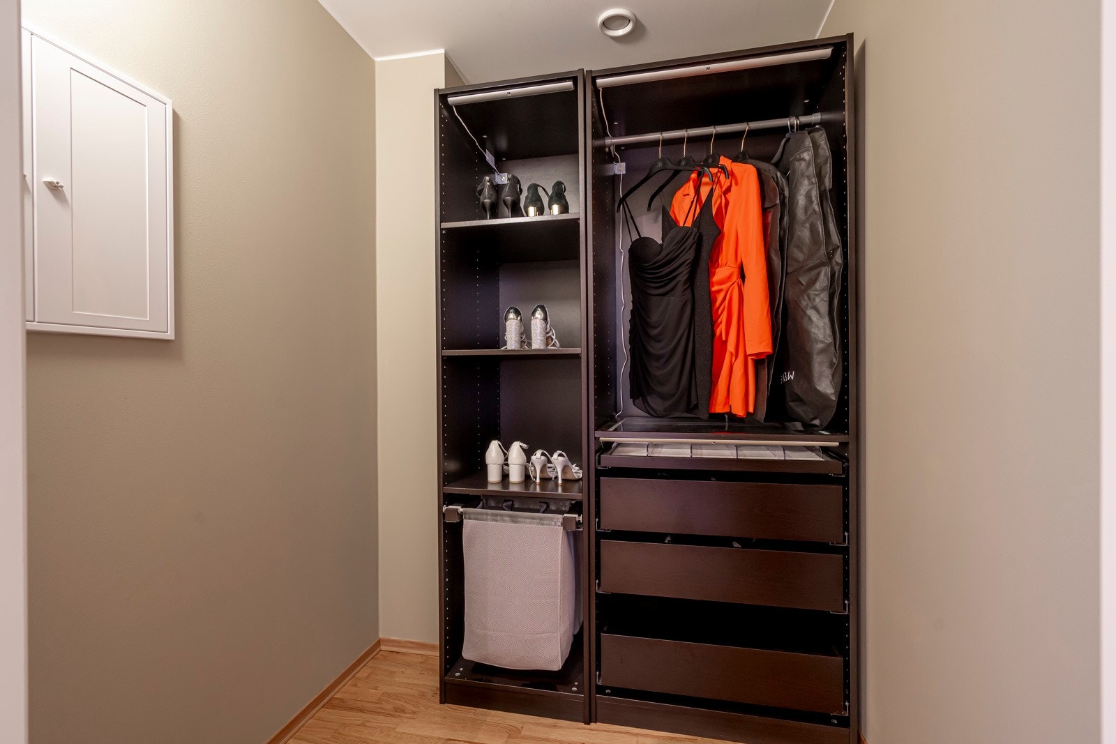 Superpraktisk innvendig walk-in-closet. Fungerer også fint som f.eks. kontor eller bod. Det medfølger også en bod på 5 kvm i kjeller. Galleribilde