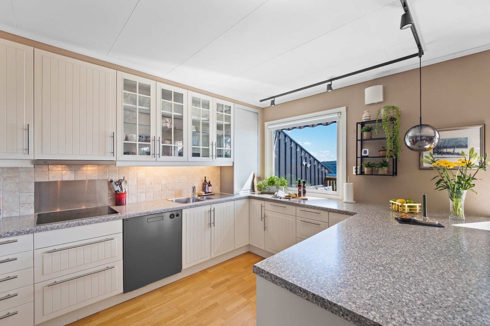 Kjøkkenet har godt med både skap- og benkeplass, og har innredning fra 2008 Galleribilde