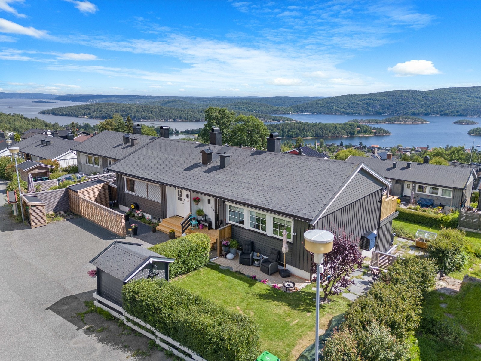 Dette er flott halvpart av tomannsbolig beliggende med koselig opparbeidet uteområde Galleribilde