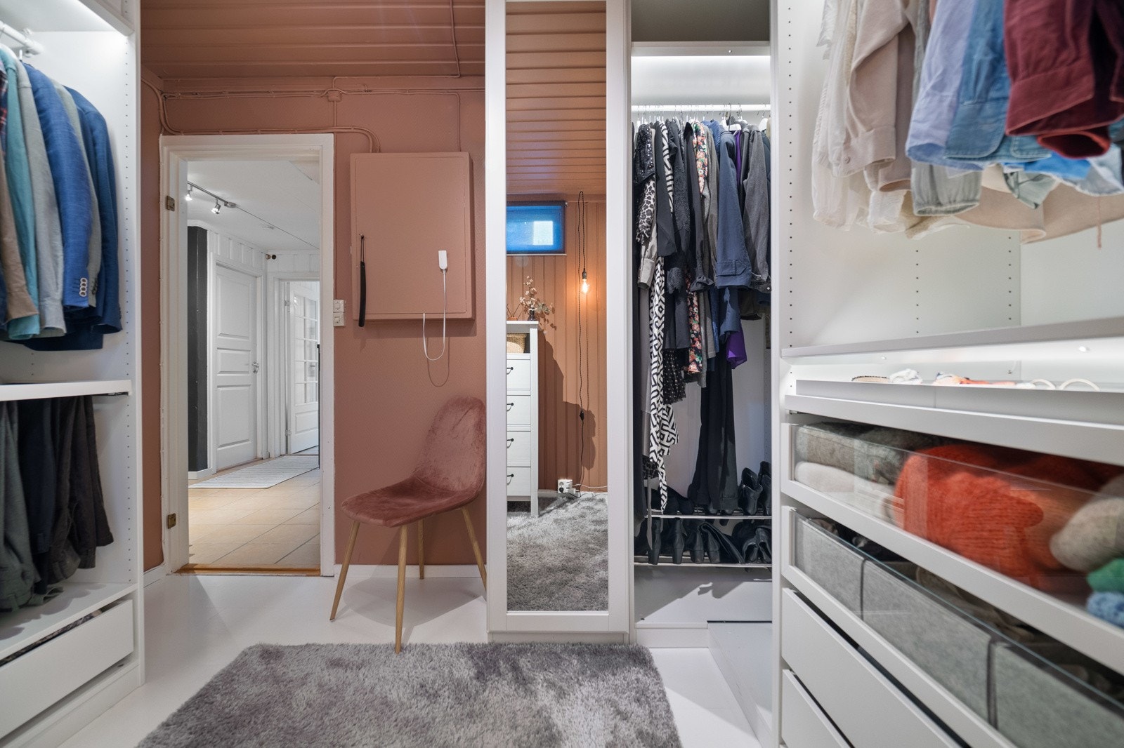 Garderoberom Galleribilde