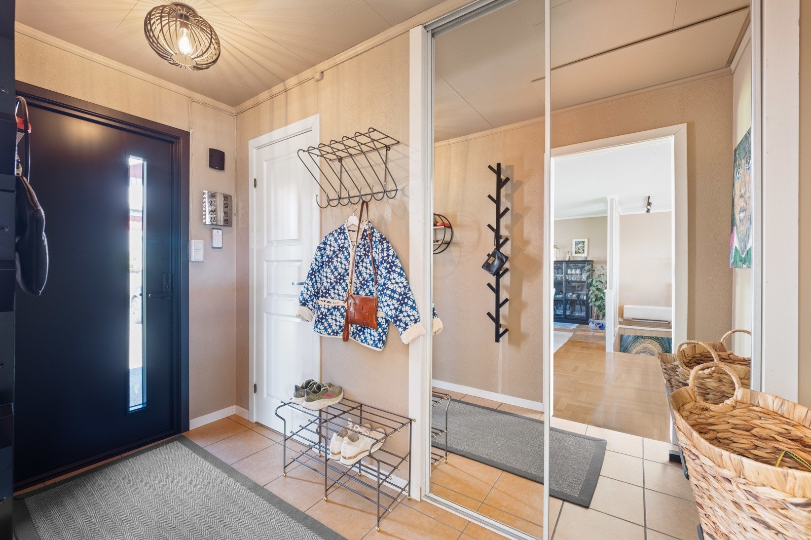 Velkommen inn! Entré/gang med toalettrom i tilknytning Galleribilde