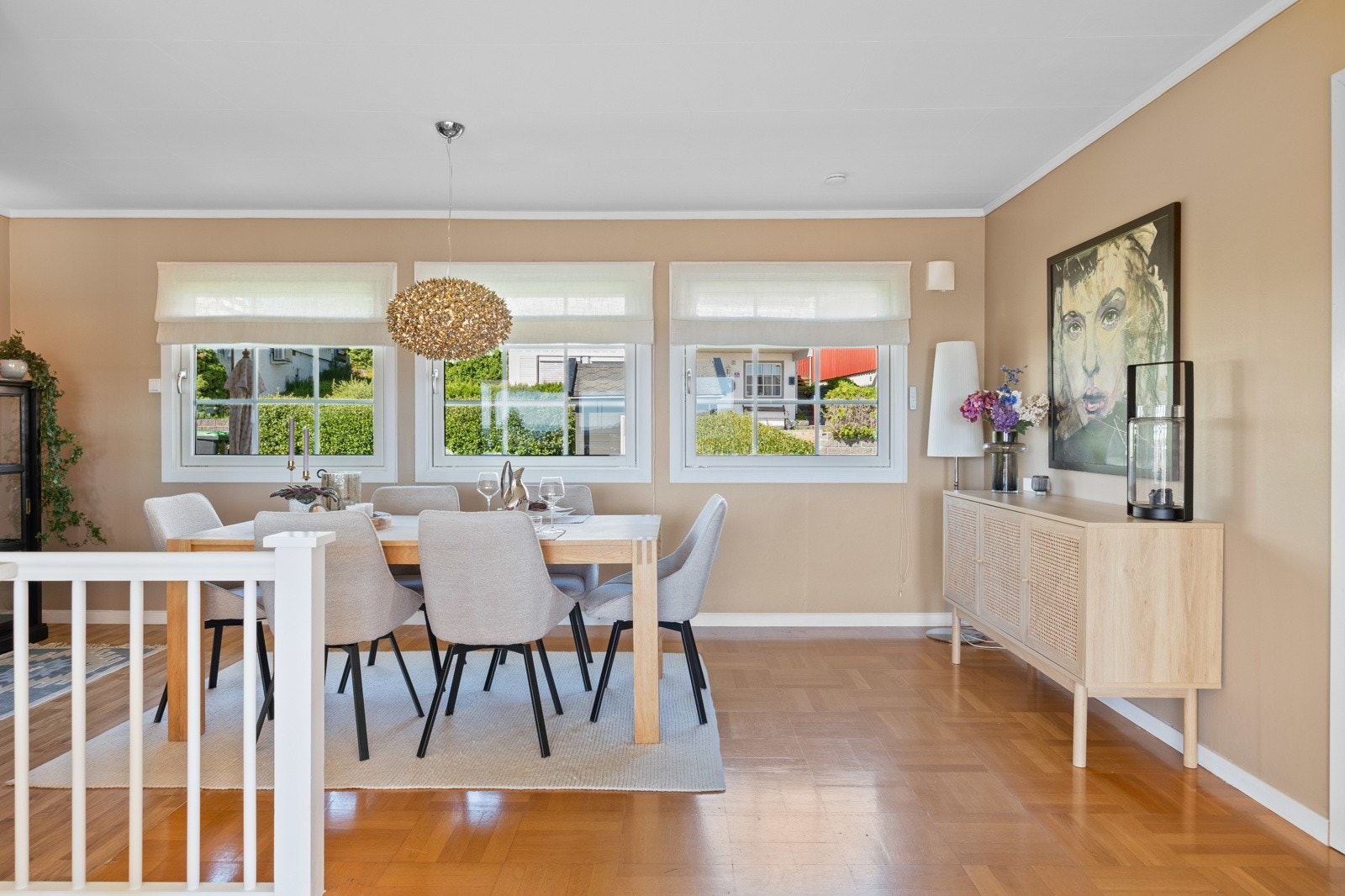 Store vindusoverflater sørger for rikelig med innslipp av naturlig lys fra flere kanter Galleribilde