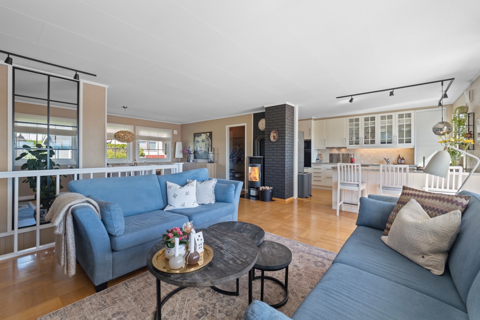 Peisovnen er plassert midt i stuen og sørger for en lun og god varme på vinterstid Galleribilde