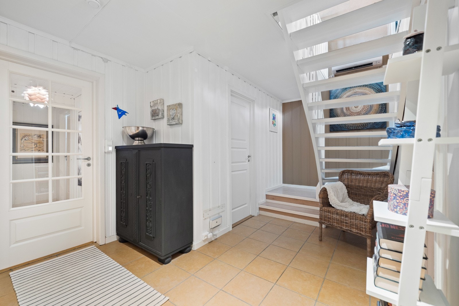 Underetasjen er bestående av bad, vaskerom, garderoberom, 4 soverom, bod og gang Galleribilde