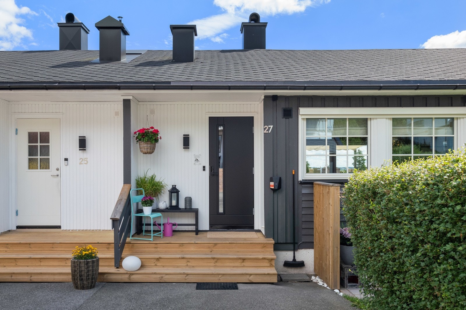 Hyggelig inngangsparti som ble fornyet i 2024 med ny ytterdør og trapp Galleribilde