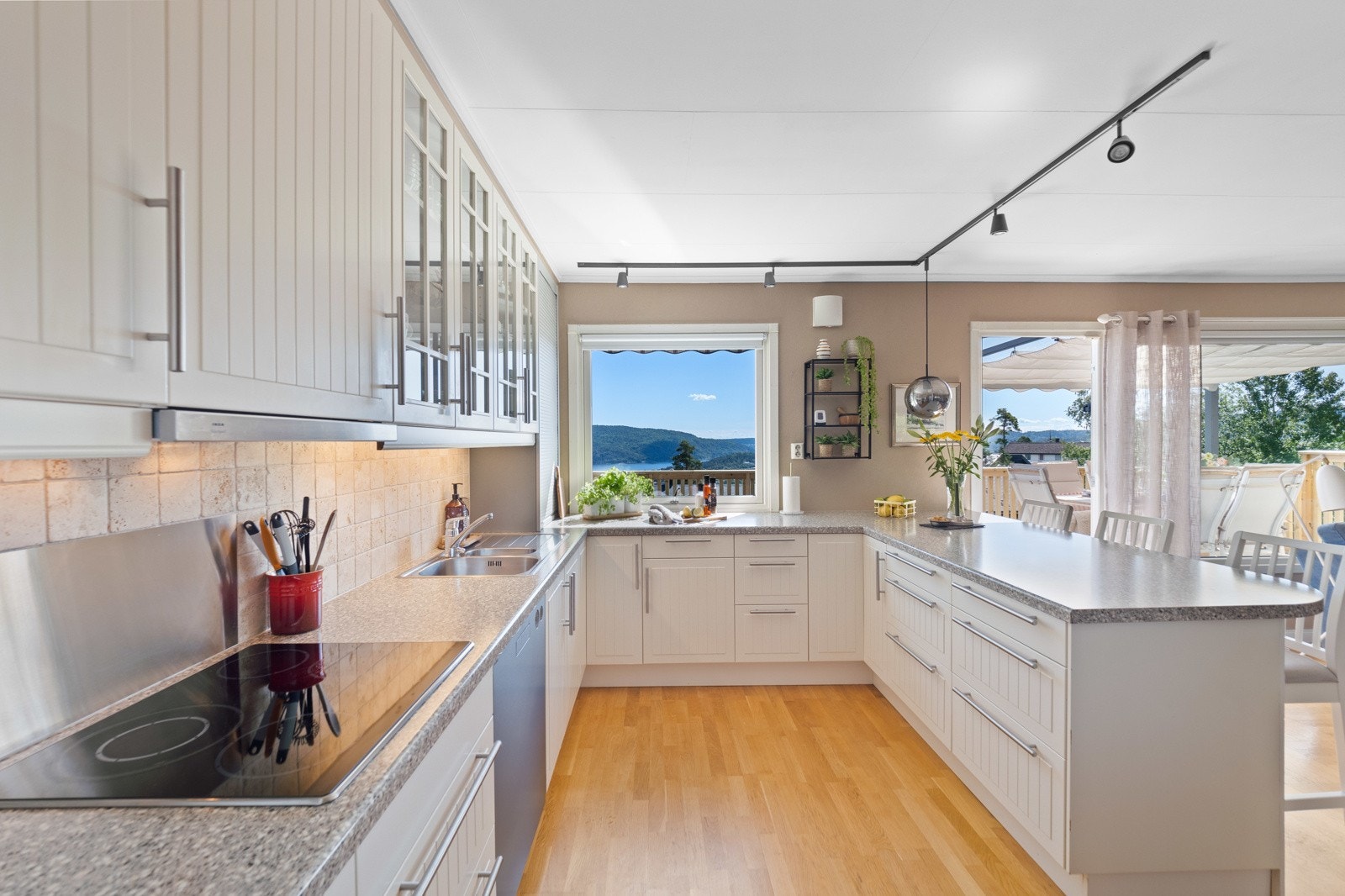 Kjøkkenet ligger med åpen løsning mot stuen, med praktisk halvøy som fungerer som et naturlig skille Galleribilde