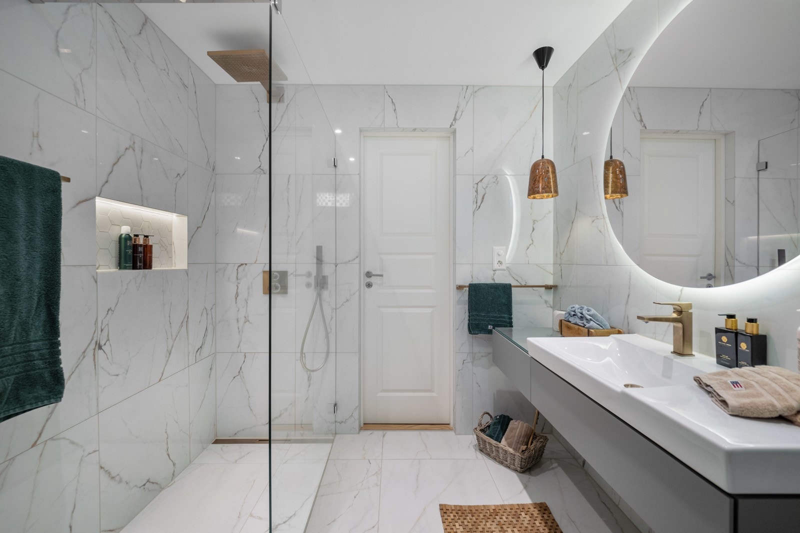 Badet er flislagt med varme i gulvet Galleribilde