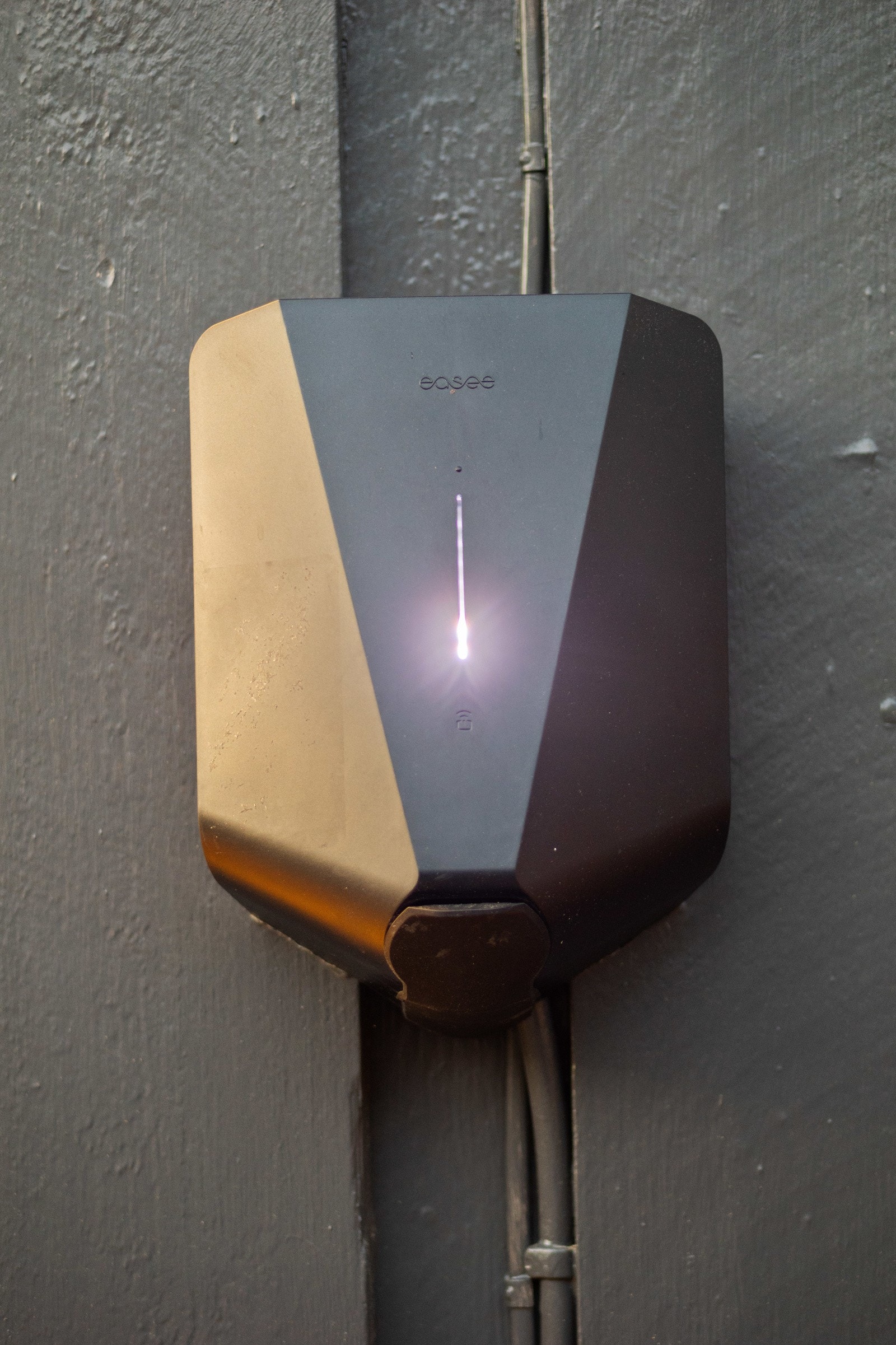 Elbillader ble montert på husvegg i 2022 Galleribilde