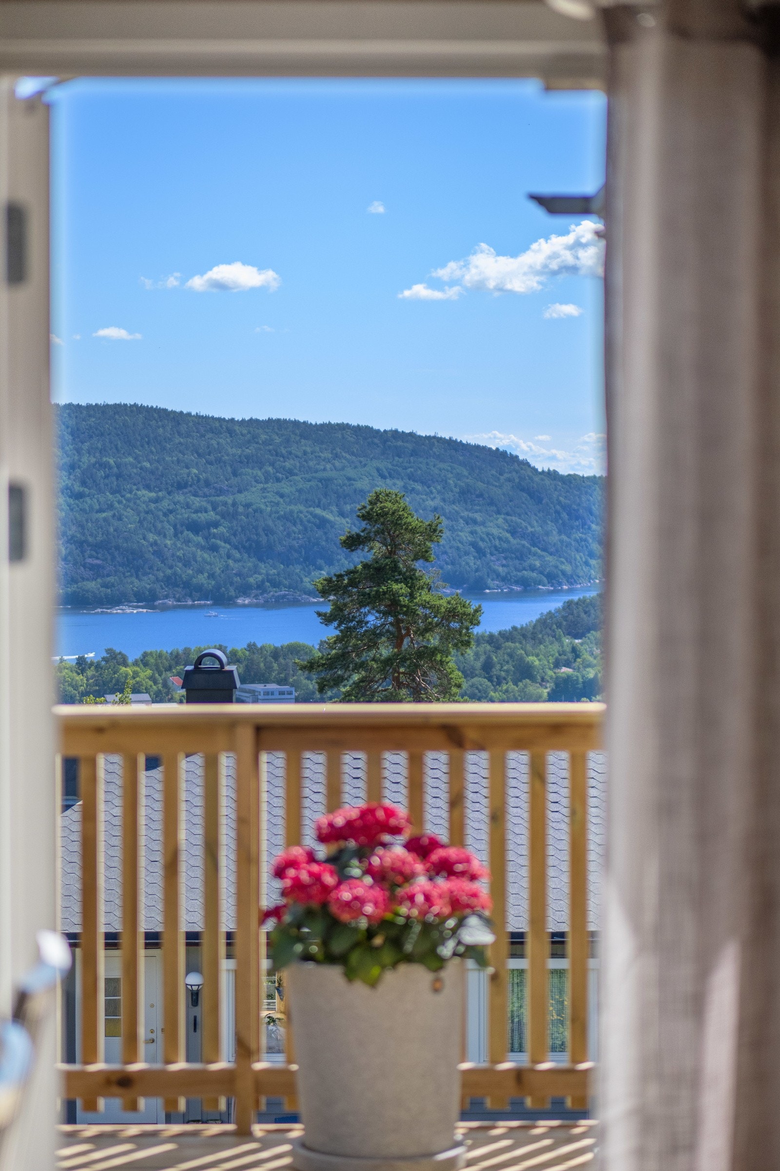 Fra stuen er det utgang til balkong Galleribilde