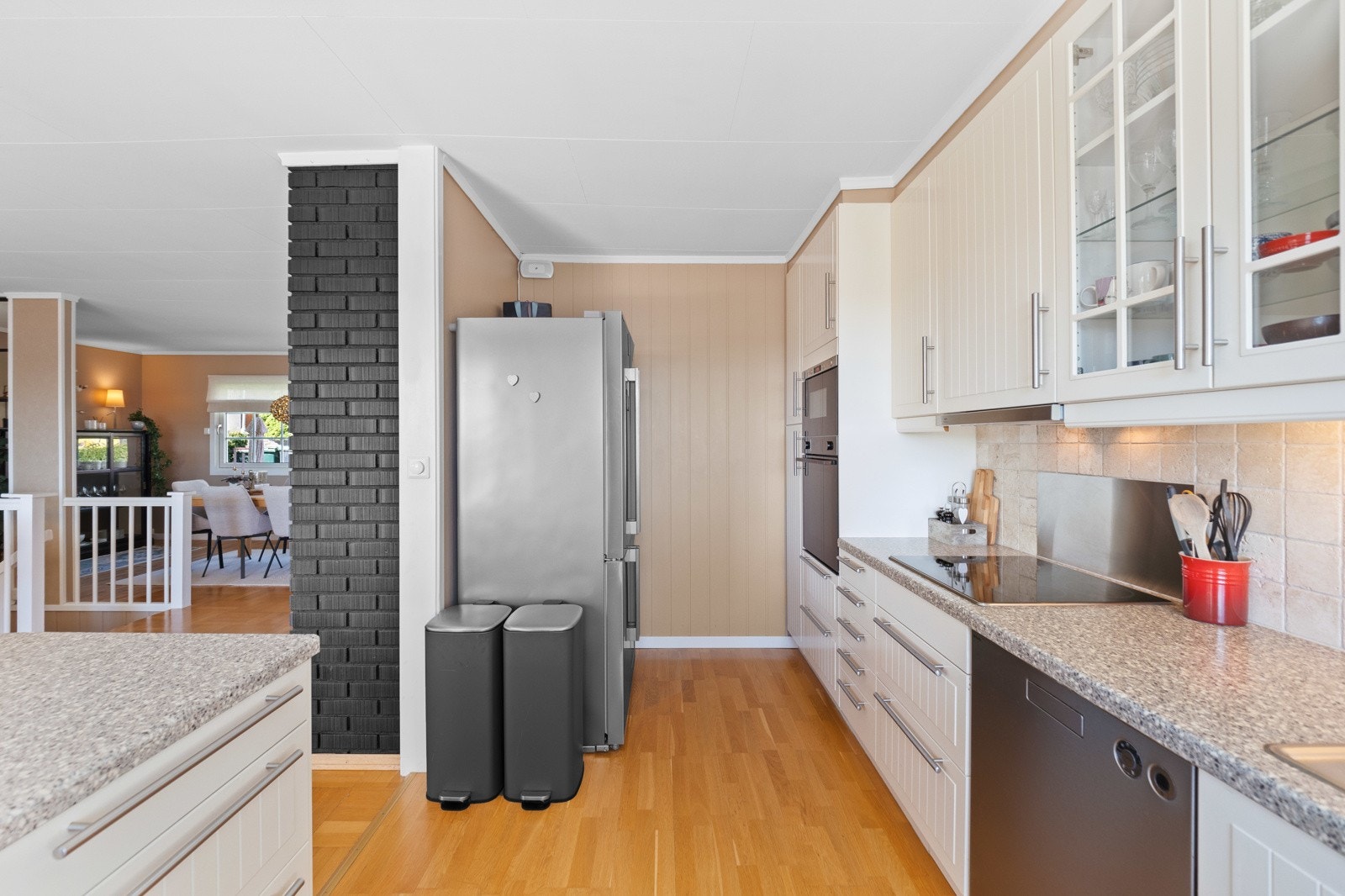 Integrerte hvitevarer som komfyr og mikrovon i høyskap, samt frittstående kjøleskap og nisje for oppvaskmaskin Galleribilde