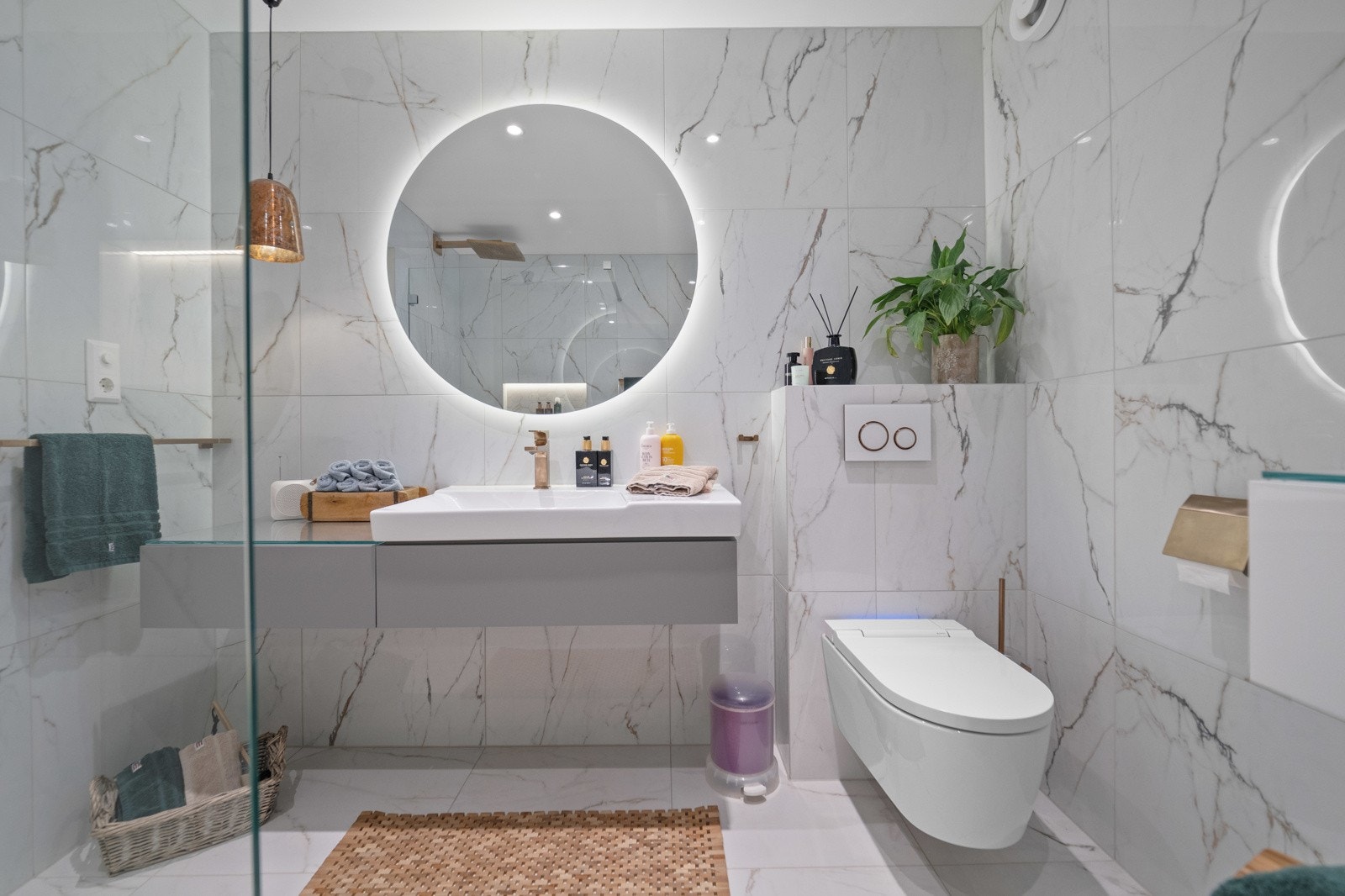 Badet har har baderomsinnredning og spyletoalett fra Geberit, samt Hansgrohe bronse armatur Galleribilde