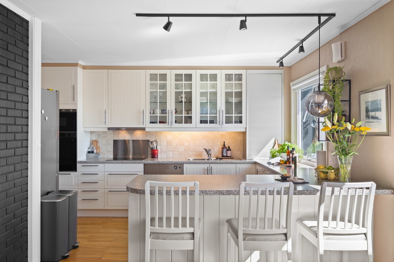 Lyse fliser på vegg mellom benk og overskap Galleribilde