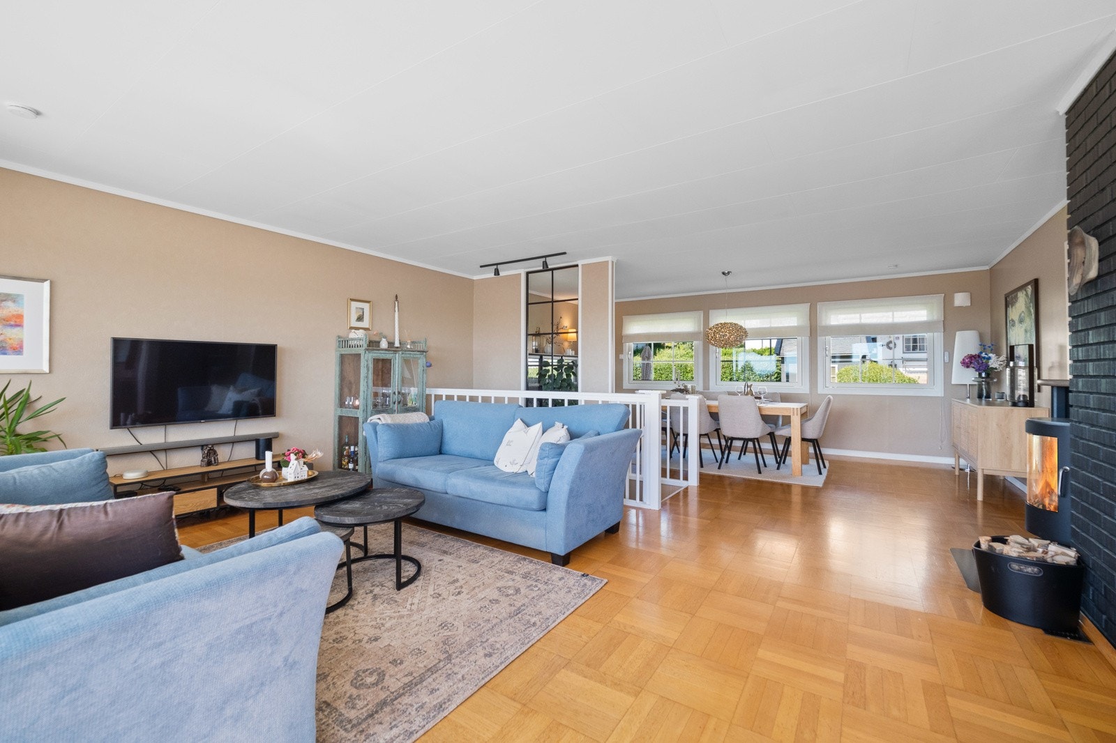 Boligen har en praktisk planløsning over to plan, og er på totalt 148 kvm Galleribilde