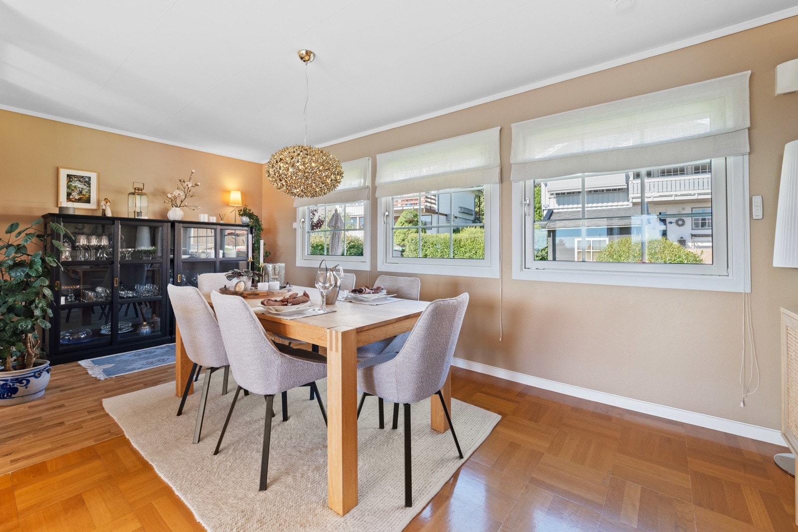 Det ble montert fjernstyrt screens på vinduene mot vest i stuen i 2021 Galleribilde