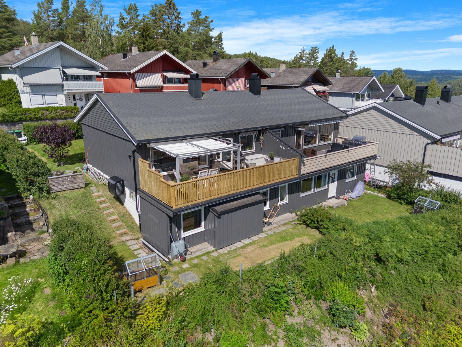 Eiendommen har pent opparbeidet selveid tomt 276 kvm Galleribilde